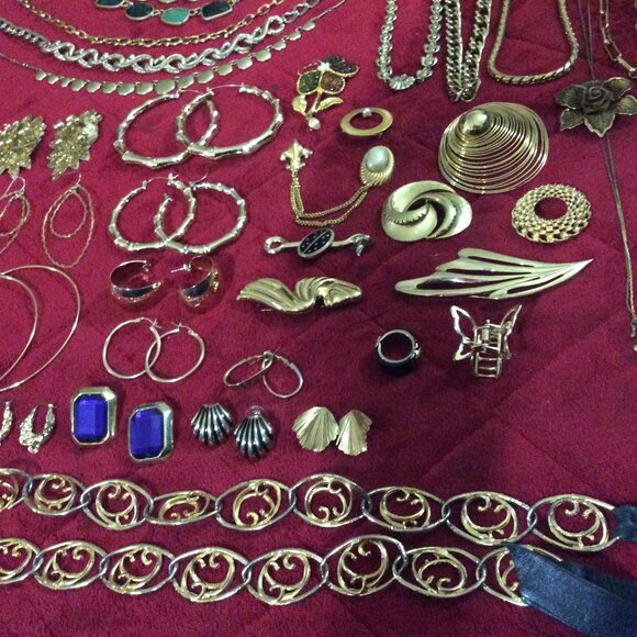 48 - Piece Lot of Gold Tone Vintage & Retro Jewelry **Last Lot** - Picture 8 of 16